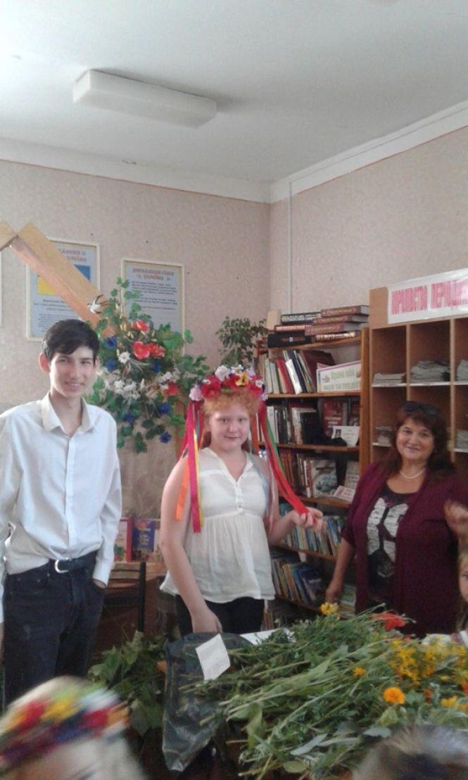 У бібліотеці плели українські вінки, фото №2 на сайті 20minut.ua