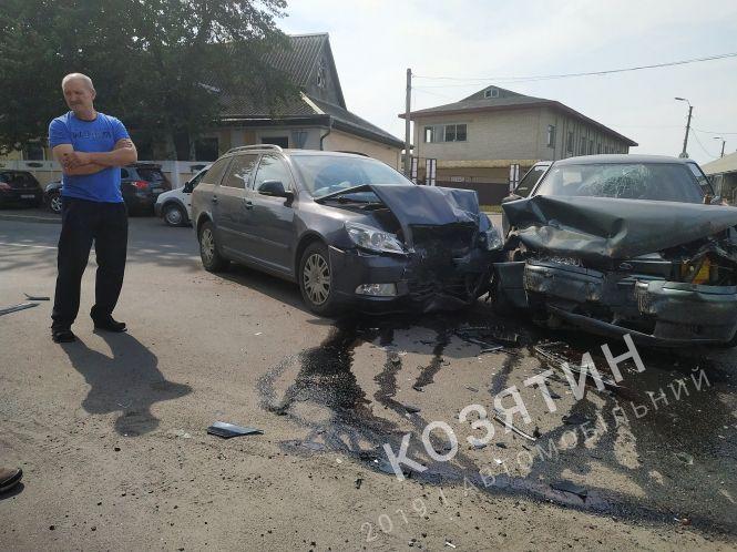 Новини Козятина - фото з ДТП на 8-Гвардійській: пасажири з ранами різного ступеня важкості у лікарні ДТП на 8-Гвардійській: пасажири з ранами різного ступеня важкості у лікарні, фото №1 на сайті 20minut.ua