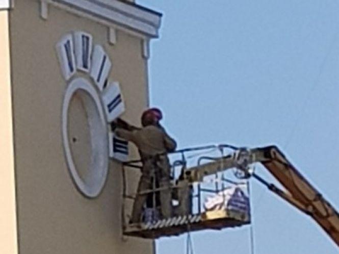 Новини Хмельницького - фото з На кінотеатрі “Планета” ставлять новий годинник. Яким він буде На кінотеатрі “Планета” ставлять новий годинник. Яким він буде, фото №1 на сайті vsim.ua