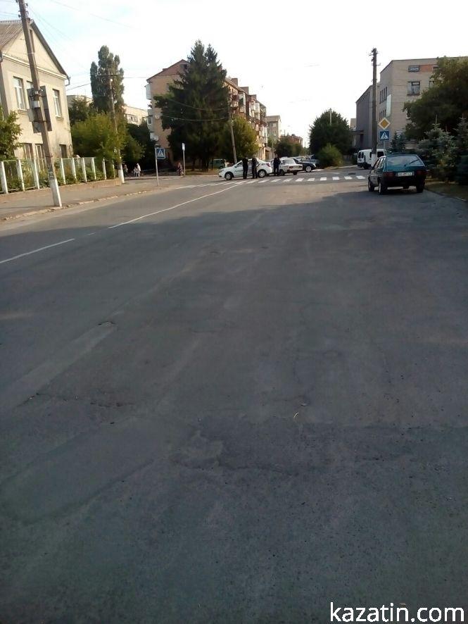 Фото дня: поліція перекрила центральну вулицю — відбулася святкова хода до Дня прапора, фото №2 на сайті 20minut.ua