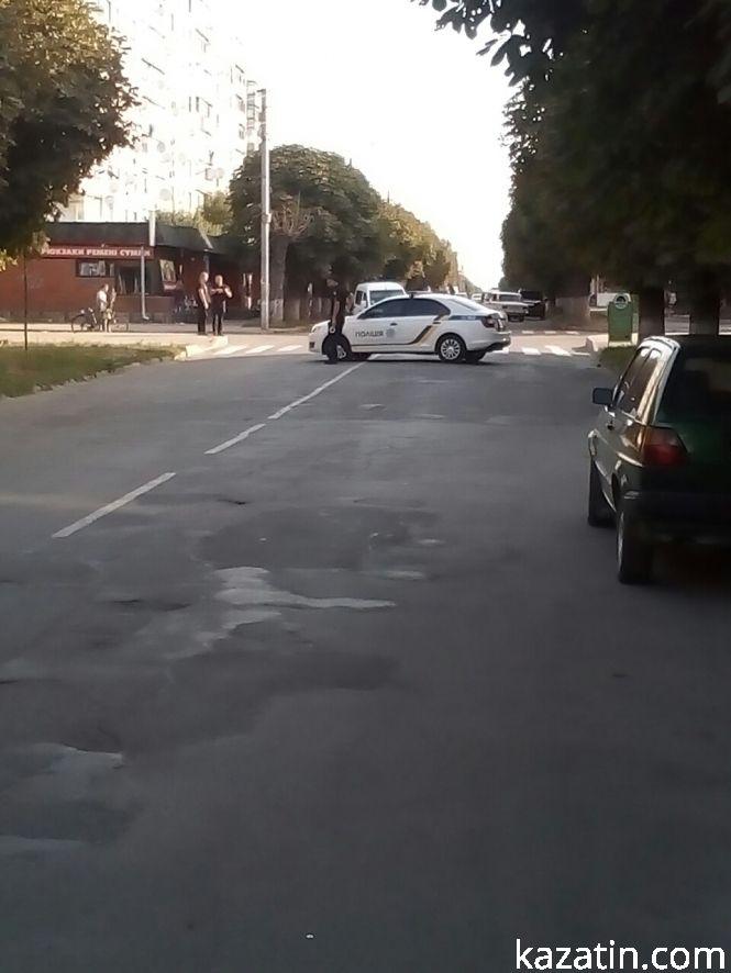 Фото дня: поліція перекрила центральну вулицю — відбулася святкова хода до Дня прапора, фото №1 на сайті 20minut.ua