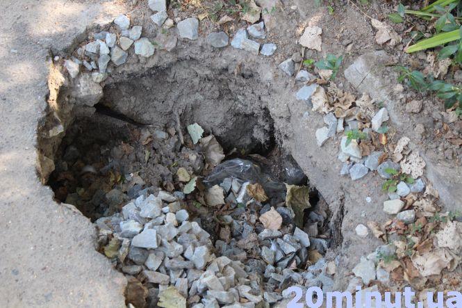 Новини Тернополя - фото з На тротуарі біля будинку на Дубовецькій вже рік яма: комунальники не можуть знайти крайнього На тротуарі біля будинку на Дубовецькій вже рік яма: комунальники не можуть знайти крайнього, фото №1 на сайті 20minut.ua