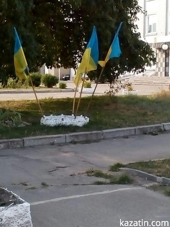 Фото дня: поліція перекрила центральну вулицю — відбулася святкова хода до Дня прапора, фото №3 на сайті 20minut.ua