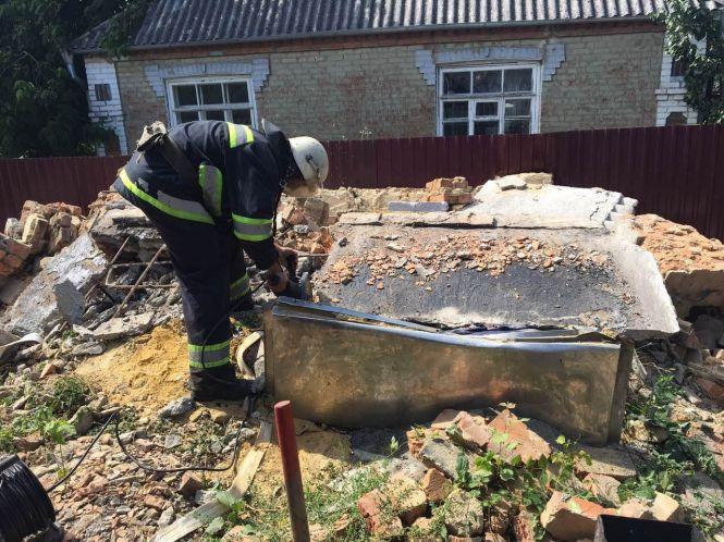 У Немирові бетонна плита впала на чоловіка. Тіло діставали рятувальники, фото №1 на сайті 20minut.ua