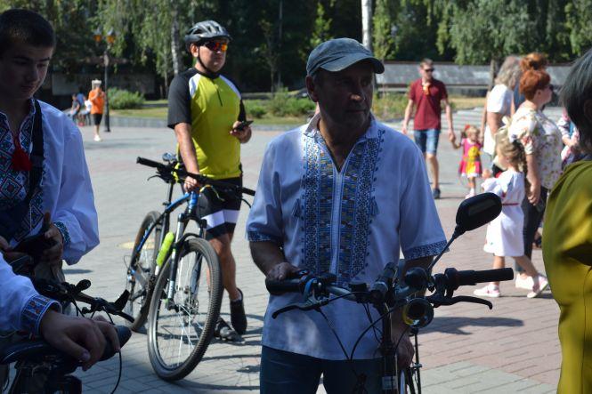 Новини Вінниці - фото з Етно-одяг та велосипеди у серветках: як пройшов велопарад у вишиванках Етно-одяг та велосипеди у серветках: як пройшов велопарад у вишиванках, фото №1 на сайті 20minut.ua