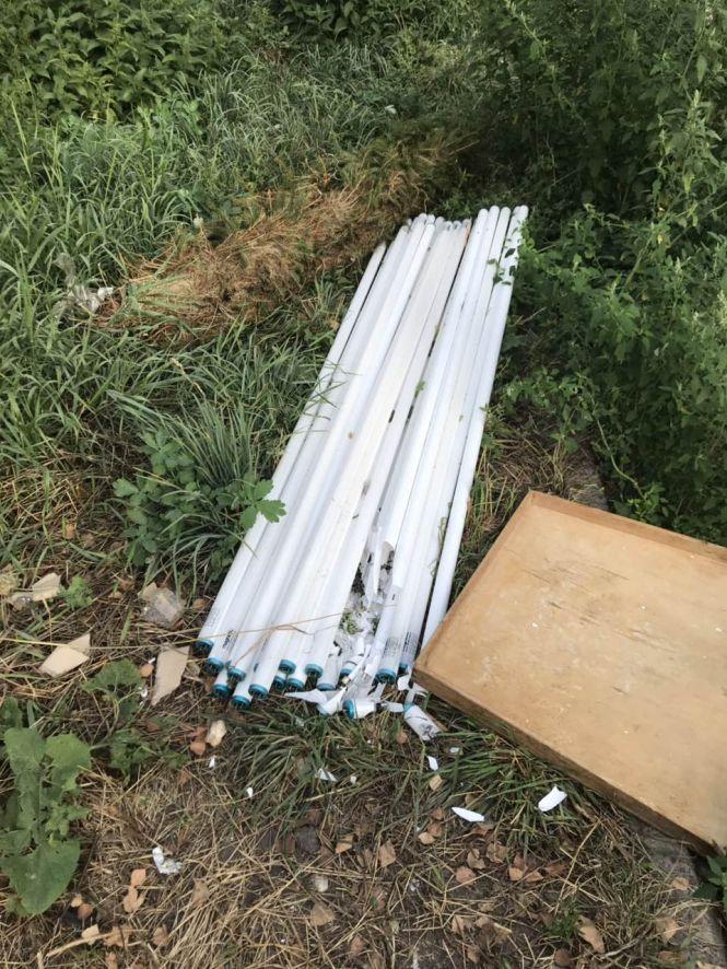 Новини Тернополя - фото з У Тернополі на смітник біля будинків викинули ртутні лампи: що робити та куди звертатися