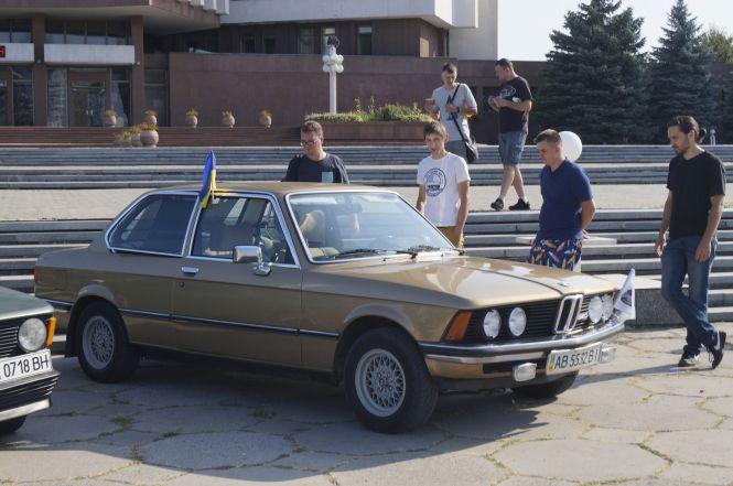 Новини Вінниці - фото з Десять BMW та Жигуль. Біля Книжки зібрали ретро тусовку Десять BMW та Жигуль. Біля Книжки зібрали ретро тусовку, фото №4 на сайті 20minut.ua