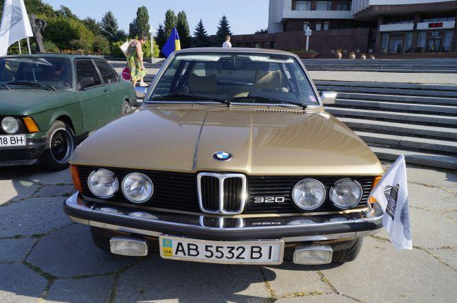 Новини Вінниці - фото з Десять BMW та Жигуль. Біля Книжки зібрали ретро тусовку Десять BMW та Жигуль. Біля Книжки зібрали ретро тусовку, фото №6 на сайті 20minut.ua