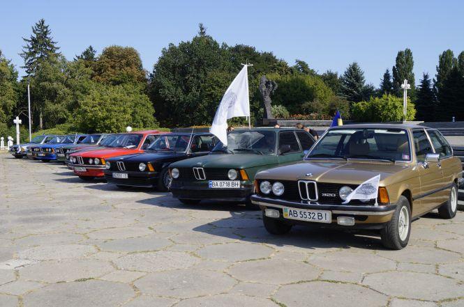 Новини Вінниці - фото з Десять BMW та Жигуль. Біля Книжки зібрали ретро тусовку Десять BMW та Жигуль. Біля Книжки зібрали ретро тусовку, фото №1 на сайті 20minut.ua