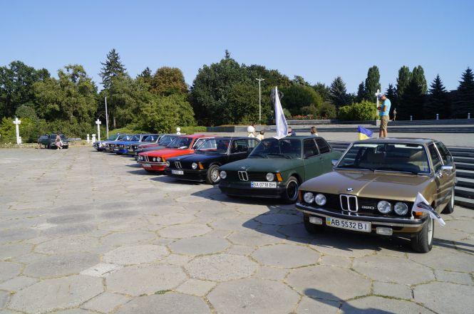 Новини Вінниці - фото з Десять BMW та Жигуль. Біля Книжки зібрали ретро тусовку Десять BMW та Жигуль. Біля Книжки зібрали ретро тусовку, фото №5 на сайті 20minut.ua
