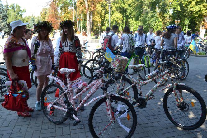 Новини Вінниці - фото з Етно-одяг та велосипеди у серветках: як пройшов велопарад у вишиванках Етно-одяг та велосипеди у серветках: як пройшов велопарад у вишиванках, фото №2 на сайті 20minut.ua