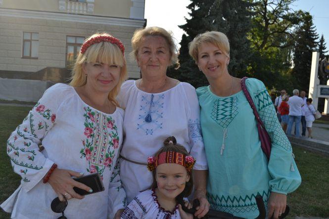 Новини Хмельницького - фото з Тисячі хмельничан у вишиванках пройшлися центром міста (ФОТО/ВІДЕО) Тисячі хмельничан у вишиванках пройшлися центром міста (ФОТО/ВІДЕО), фото №20 на сайті vsim.ua