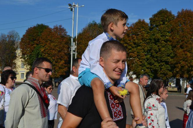 Новини Хмельницького - фото з Тисячі хмельничан у вишиванках пройшлися центром міста (ФОТО/ВІДЕО) Тисячі хмельничан у вишиванках пройшлися центром міста (ФОТО/ВІДЕО), фото №12 на сайті vsim.ua