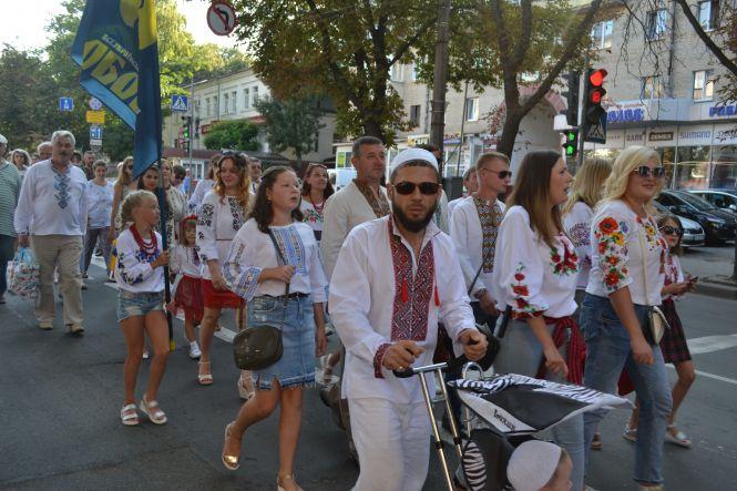 Новини Хмельницького - фото з Тисячі хмельничан у вишиванках пройшлися центром міста (ФОТО/ВІДЕО) Тисячі хмельничан у вишиванках пройшлися центром міста (ФОТО/ВІДЕО), фото №6 на сайті vsim.ua