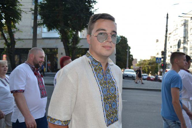 Новини Хмельницького - фото з Тисячі хмельничан у вишиванках пройшлися центром міста (ФОТО/ВІДЕО) Тисячі хмельничан у вишиванках пройшлися центром міста (ФОТО/ВІДЕО), фото №5 на сайті vsim.ua