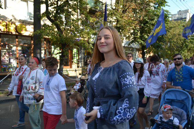 Новини Хмельницького - фото з Тисячі хмельничан у вишиванках пройшлися центром міста (ФОТО/ВІДЕО) Тисячі хмельничан у вишиванках пройшлися центром міста (ФОТО/ВІДЕО), фото №4 на сайті vsim.ua