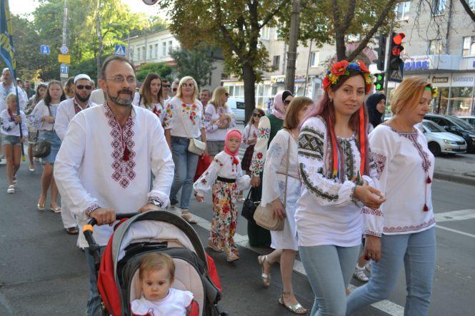 Новини Хмельницького - фото з Тисячі хмельничан у вишиванках пройшлися центром міста (ФОТО/ВІДЕО) Тисячі хмельничан у вишиванках пройшлися центром міста (ФОТО/ВІДЕО), фото №7 на сайті vsim.ua
