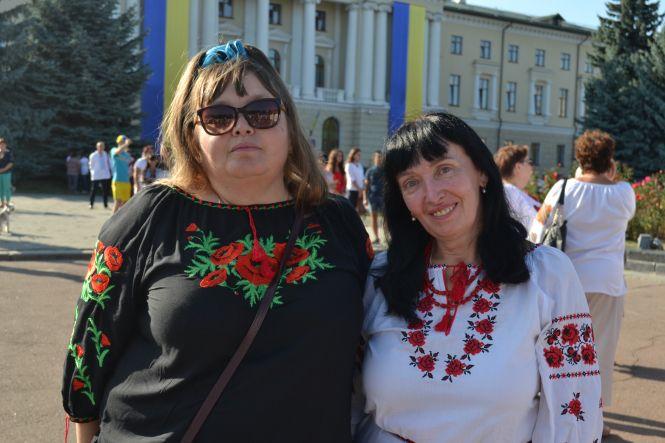 Новини Хмельницького - фото з Тисячі хмельничан у вишиванках пройшлися центром міста (ФОТО/ВІДЕО) Тисячі хмельничан у вишиванках пройшлися центром міста (ФОТО/ВІДЕО), фото №15 на сайті vsim.ua