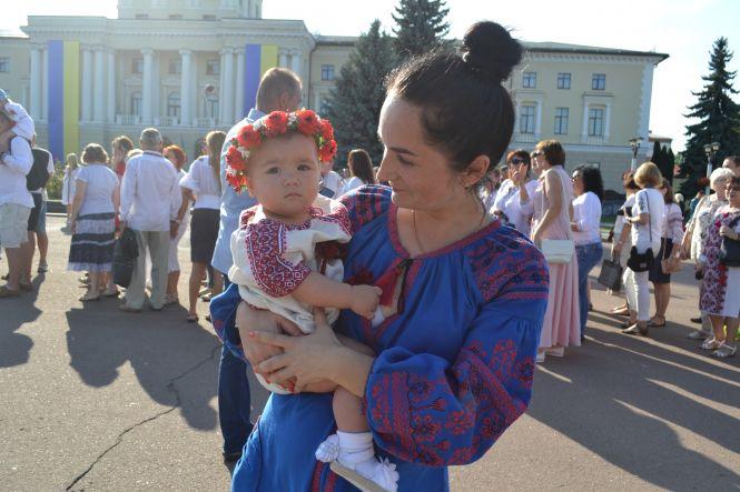 Новини Хмельницького - фото з Тисячі хмельничан у вишиванках пройшлися центром міста (ФОТО/ВІДЕО) Тисячі хмельничан у вишиванках пройшлися центром міста (ФОТО/ВІДЕО), фото №16 на сайті vsim.ua