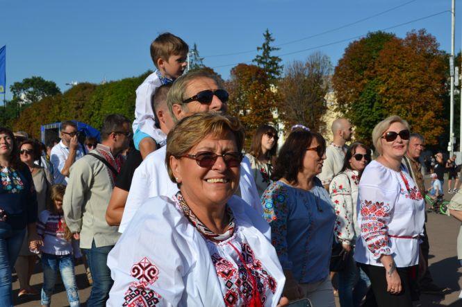 Новини Хмельницького - фото з Тисячі хмельничан у вишиванках пройшлися центром міста (ФОТО/ВІДЕО) Тисячі хмельничан у вишиванках пройшлися центром міста (ФОТО/ВІДЕО), фото №13 на сайті vsim.ua