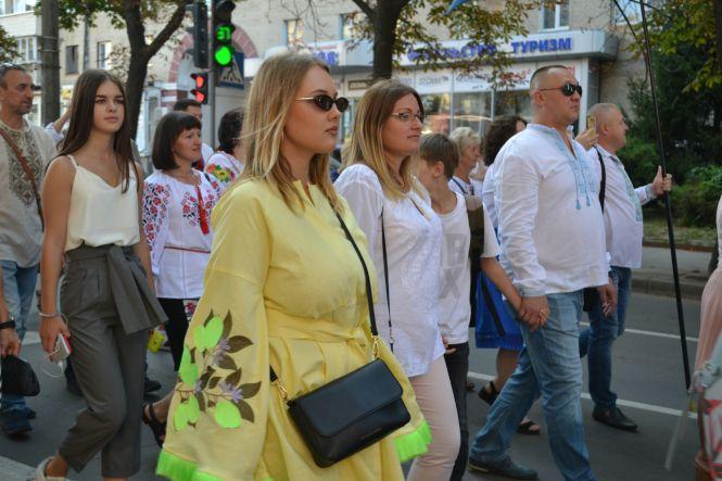 Новини Хмельницького - фото з Тисячі хмельничан у вишиванках пройшлися центром міста (ФОТО/ВІДЕО) Тисячі хмельничан у вишиванках пройшлися центром міста (ФОТО/ВІДЕО), фото №10 на сайті vsim.ua