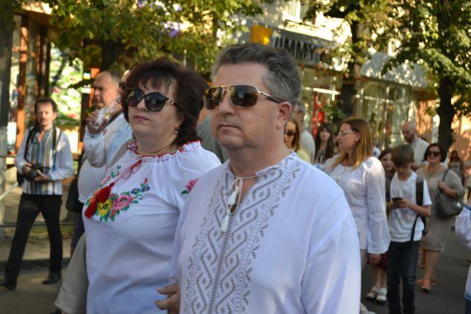 Новини Хмельницького - фото з Тисячі хмельничан у вишиванках пройшлися центром міста (ФОТО/ВІДЕО) Тисячі хмельничан у вишиванках пройшлися центром міста (ФОТО/ВІДЕО), фото №2 на сайті vsim.ua