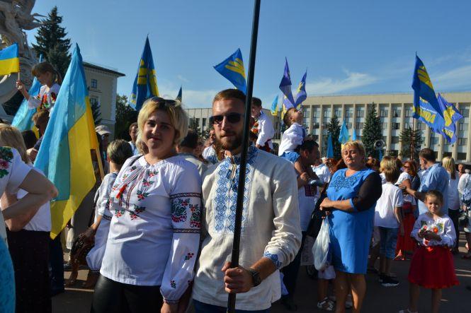 Новини Хмельницького - фото з Тисячі хмельничан у вишиванках пройшлися центром міста (ФОТО/ВІДЕО) Тисячі хмельничан у вишиванках пройшлися центром міста (ФОТО/ВІДЕО), фото №19 на сайті vsim.ua
