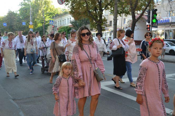 Новини Хмельницького - фото з Тисячі хмельничан у вишиванках пройшлися центром міста (ФОТО/ВІДЕО) Тисячі хмельничан у вишиванках пройшлися центром міста (ФОТО/ВІДЕО), фото №8 на сайті vsim.ua