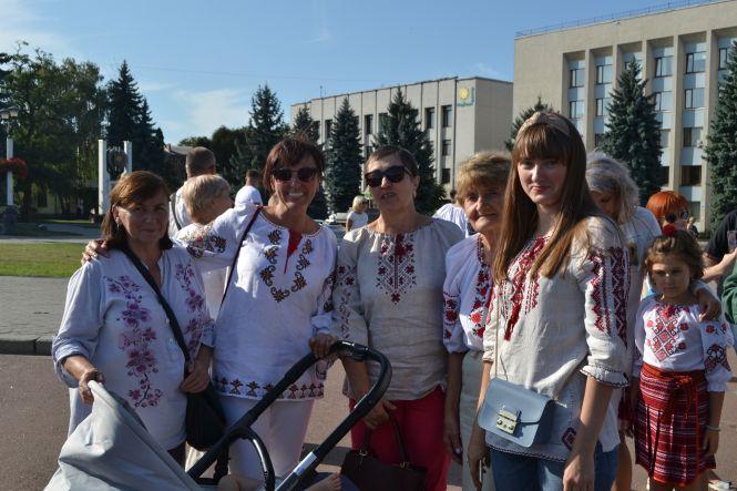 Новини Хмельницького - фото з Тисячі хмельничан у вишиванках пройшлися центром міста (ФОТО/ВІДЕО) Тисячі хмельничан у вишиванках пройшлися центром міста (ФОТО/ВІДЕО), фото №17 на сайті vsim.ua