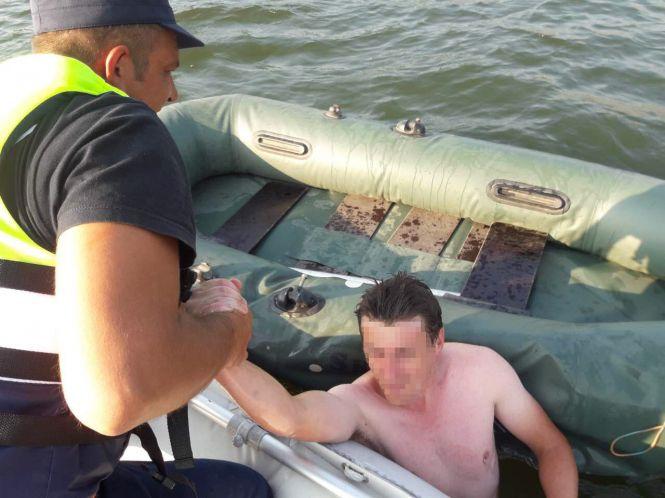 Несло за течією. На Дністрі врятували двох відпочивальників, фото №1 на сайті vsim.ua