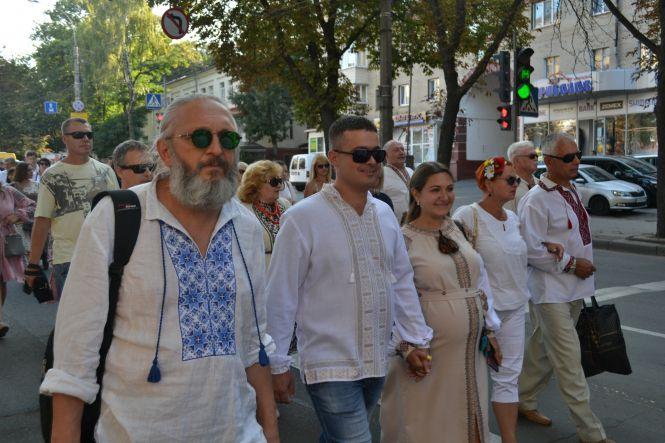 Новини Хмельницького - фото з Тисячі хмельничан у вишиванках пройшлися центром міста (ФОТО/ВІДЕО) Тисячі хмельничан у вишиванках пройшлися центром міста (ФОТО/ВІДЕО), фото №9 на сайті vsim.ua