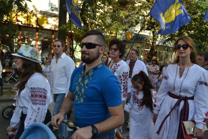 Новини Хмельницького - фото з Тисячі хмельничан у вишиванках пройшлися центром міста (ФОТО/ВІДЕО) Тисячі хмельничан у вишиванках пройшлися центром міста (ФОТО/ВІДЕО), фото №3 на сайті vsim.ua