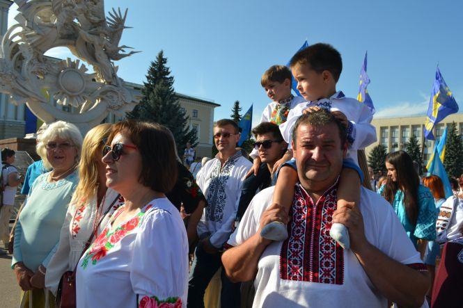 Новини Хмельницького - фото з Тисячі хмельничан у вишиванках пройшлися центром міста (ФОТО/ВІДЕО) Тисячі хмельничан у вишиванках пройшлися центром міста (ФОТО/ВІДЕО), фото №18 на сайті vsim.ua