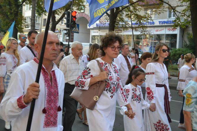 Новини Хмельницького - фото з Тисячі хмельничан у вишиванках пройшлися центром міста (ФОТО/ВІДЕО) Тисячі хмельничан у вишиванках пройшлися центром міста (ФОТО/ВІДЕО), фото №11 на сайті vsim.ua