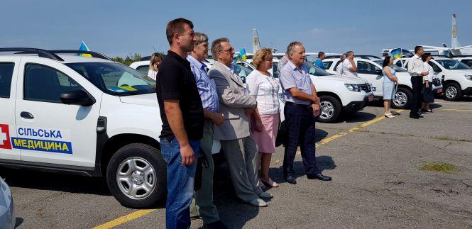Новини Хмельницького - фото з 7 мільйонів на авто. Сімейні лікарі з Хмельниччини отримали новенькі Renault