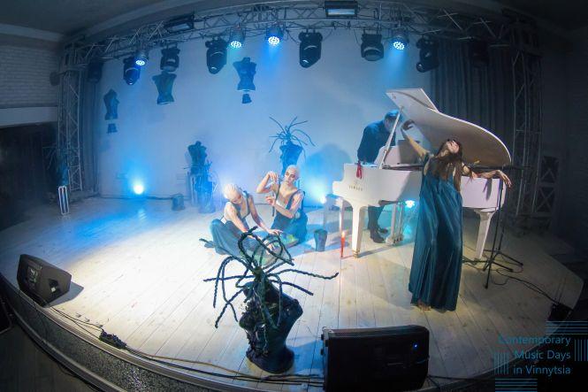 Містично-химерний світ жінок, оголені бюсти з мушлями та гра стихій! Чим шокувала «Леді Лазарус»?, фото №13 на сайті 20minut.ua