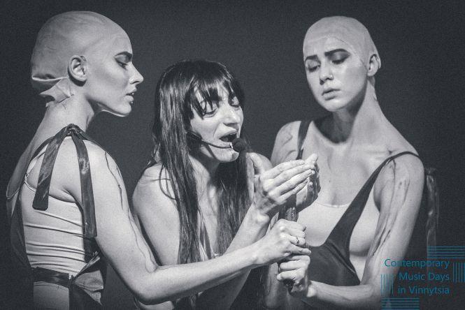 Містично-химерний світ жінок, оголені бюсти з мушлями та гра стихій! Чим шокувала «Леді Лазарус»?, фото №5 на сайті 20minut.ua