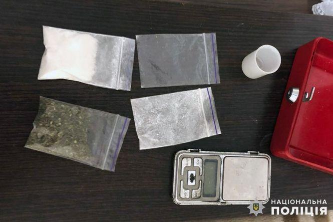 У 32-річного хмельничанина знайшли наркотиків на 200 тисяч гривень (ФОТО), фото №1 на сайті vsim.ua