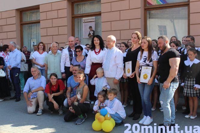 Новини Тернополя - фото з Кого вшанували на Алеї зірок у Тернополі Кого вшанували на Алеї зірок у Тернополі, фото №3 на сайті 20minut.ua