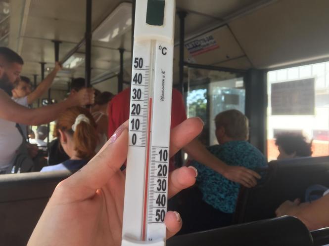 Спекотно, як в Еміратах: яка температура в громадському транспорті Хмельницького, фото №1 на сайті vsim.ua