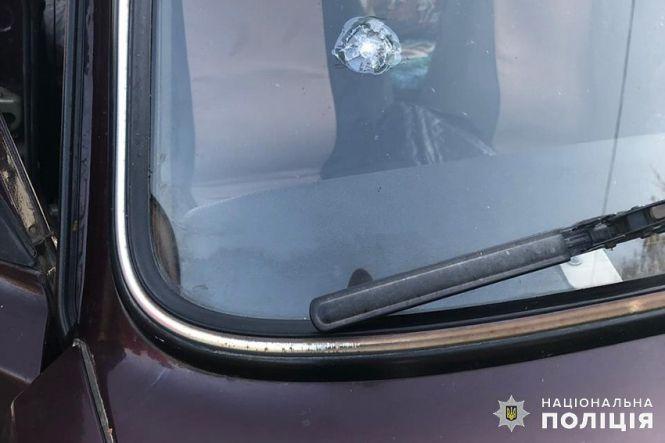 На Хмельниччині чоловік просто посеред дороги обстріляв автомобіль з людьми (ФОТО), фото №2 на сайті vsim.ua