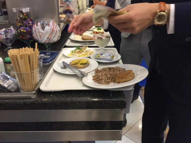 Бутерброди з ікрою за 55 гривень і філе сьомги за 174: з'явилися свіжі фото меню Ради, фото №2 на сайті 20minut.ua