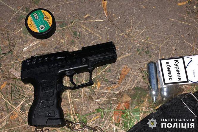 На Хмельниччині чоловік просто посеред дороги обстріляв автомобіль з людьми (ФОТО), фото №1 на сайті vsim.ua