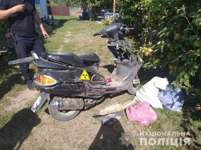 Новини Вінниці - фото з У Бирлівці 17-річний скутерист в'їхав у купу з піском. Постраждала пасажирка У Бирлівці 17-річний скутерист в'їхав у купу з піском. Постраждала пасажирка, фото №1 на сайті 20minut.ua