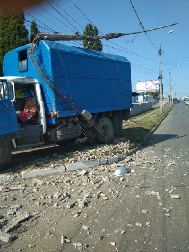 Новини Хмельницького - фото з На Трудовій «ЗіЛ» врізався в електроопору На Трудовій «ЗіЛ» врізався в електроопору, фото №2 на сайті vsim.ua