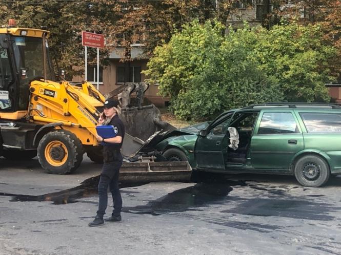 На Лесі Українки Opel врізався в ескаватор.  Водія вивели у наручниках(оновлюється), фото №1 на сайті 20minut.ua