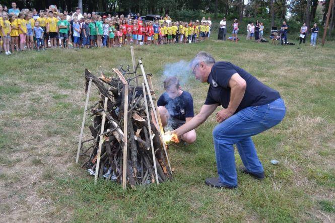 Новини Тернополя - фото з Фото дня: новий навчальний рік розпочали не з лінійки, а з "Родинного вогнища" у лісі Фото дня: новий навчальний рік розпочали не з лінійки, а з "Родинного вогнища" у лісі, фото №3 на сайті 20minut.ua