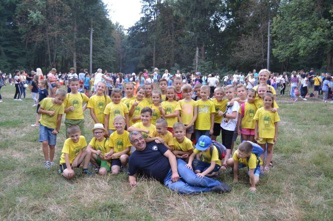 Новини Тернополя - фото з Фото дня: новий навчальний рік розпочали не з лінійки, а з "Родинного вогнища" у лісі Фото дня: новий навчальний рік розпочали не з лінійки, а з "Родинного вогнища" у лісі, фото №1 на сайті 20minut.ua