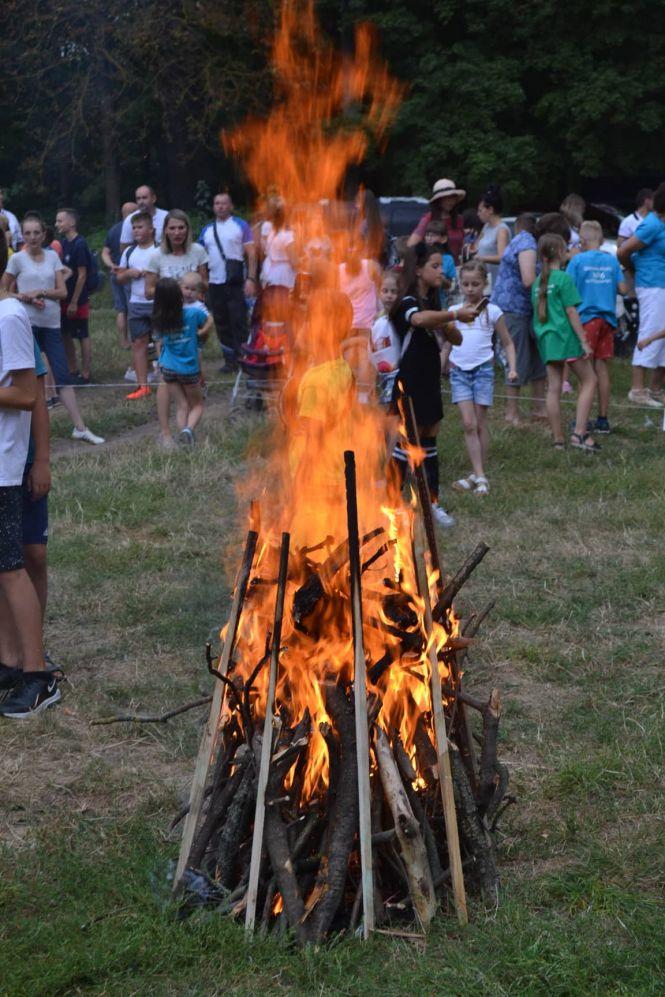 Новини Тернополя - фото з Фото дня: новий навчальний рік розпочали не з лінійки, а з "Родинного вогнища" у лісі Фото дня: новий навчальний рік розпочали не з лінійки, а з "Родинного вогнища" у лісі, фото №4 на сайті 20minut.ua