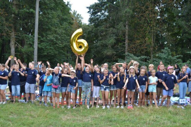 Новини Тернополя - фото з Фото дня: новий навчальний рік розпочали не з лінійки, а з "Родинного вогнища" у лісі Фото дня: новий навчальний рік розпочали не з лінійки, а з "Родинного вогнища" у лісі, фото №2 на сайті 20minut.ua